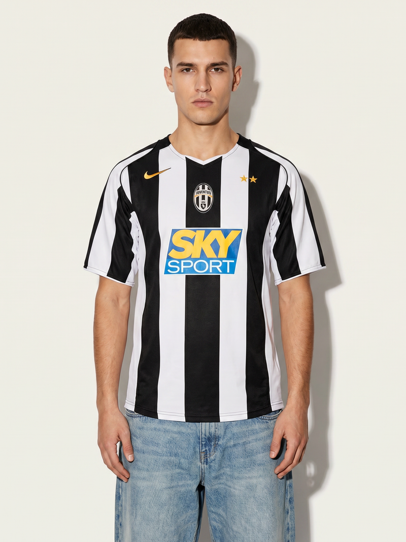 Juventus 04/05 Heim Retro – Die Sky Sport Streifen - Image 1